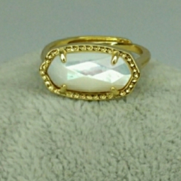 White shell bezel set ring - Picture 3 of 6